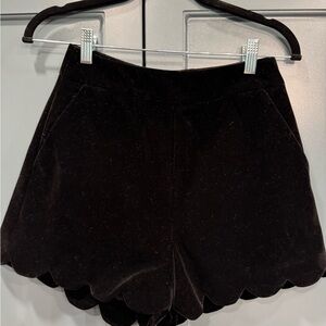 High-Waist Scallop Velvet Shorts - Black